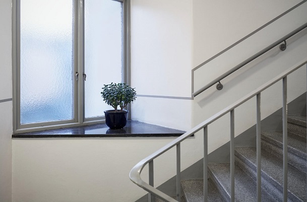 Trappstädning för flerbostadshus i Norrort